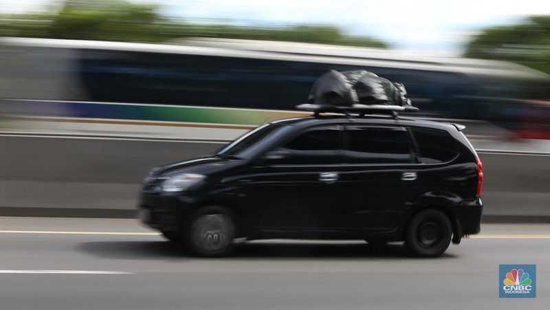 Puncak arus mudik masih berlangsung pada H-2 Lebaran 2025. Situasi lalu lintas di Ruas Tol Jakarta-Cikampek, khususnya di KM 41 arah Cikarang Barat, terpantau padat merayap pada siang hari, Selasa (8/4/2025). (CNBC Indonesia/Tias Budiarto)