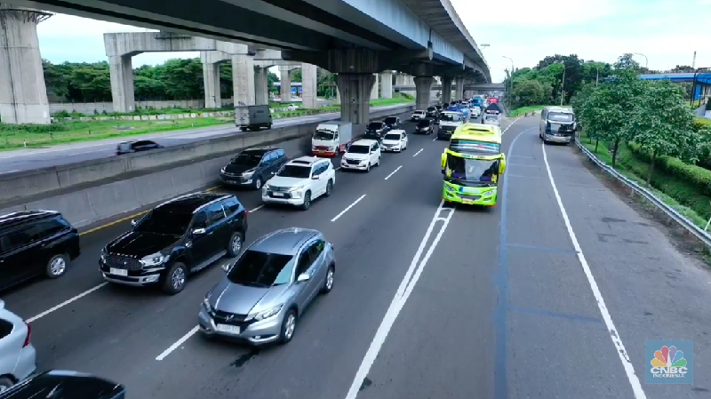 Puncak arus mudik masih berlangsung pada H-2 Lebaran 2025. Situasi lalu lintas di Ruas Tol Jakarta-Cikampek, khususnya di KM 41 arah Cikarang Barat, terpantau padat merayap pada siang hari, Selasa (8/4/2025). (CNBC Indonesia/Tias Budiarto)