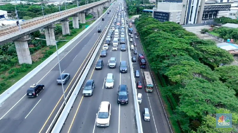 Puncak arus mudik masih berlangsung pada H-2 Lebaran 2025. Situasi lalu lintas di Ruas Tol Jakarta-Cikampek, khususnya di KM 41 arah Cikarang Barat, terpantau padat merayap pada siang hari, Selasa (8/4/2025). (CNBC Indonesia/Tias Budiarto)