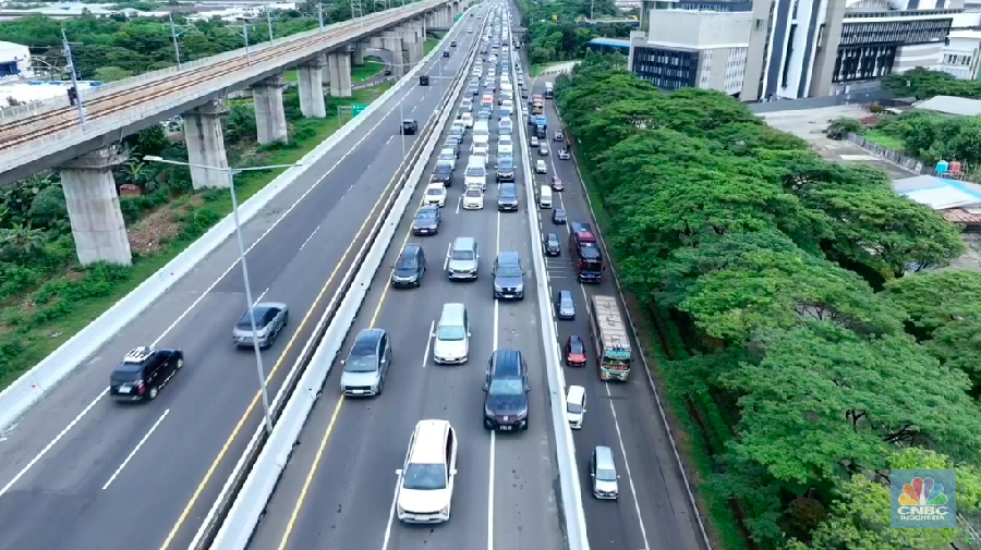 Puncak arus mudik masih berlangsung pada H-2 Lebaran 2025. Situasi lalu lintas di Ruas Tol Jakarta-Cikampek, khususnya di KM 31 arah Cikarang Barat, terpantau padat merayap pada siang hari, Sabtu (29/3/2025). (CNBC Indonesia/Adiandono)