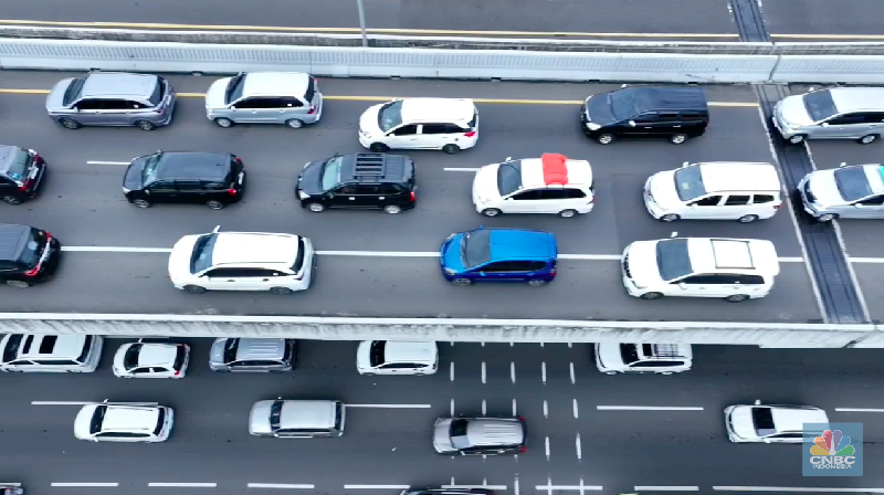Puncak arus mudik masih berlangsung pada H-2 Lebaran 2025. Situasi lalu lintas di Ruas Tol Jakarta-Cikampek, khususnya di KM 41 arah Cikarang Barat, terpantau padat merayap pada siang hari, Selasa (8/4/2025). (CNBC Indonesia/Tias Budiarto) Puncak arus mudik masih berlangsung pada H-2 Lebaran 2025. Situasi lalu lintas di Ruas Tol Jakarta-Cikampek, khususnya di KM 41 arah Cikarang Barat, terpantau padat merayap pada siang hari, Selasa (8/4/2025). (CNBC Indonesia/Tias Budiarto)