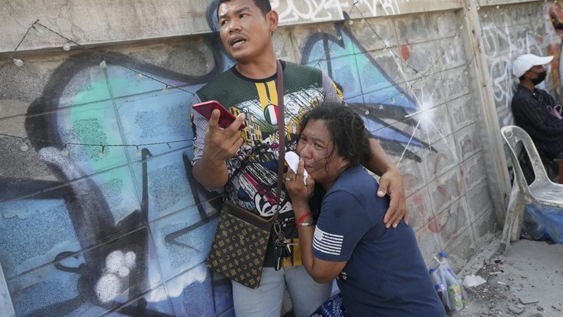 Naruemol Thonglek menunjukkan foto suaminya yang berkebangsaan Myanmar, Kyi Than, di Bangkok, Thailand, Sabtu, 29 Maret 2025, di ponselnya, yang bekerja di konstruksi gedung tinggi yang runtuh setelah gempa bumi dahsyat di Bangkok dan hingga kini masih hilang. (AP/Sakchai Lalit)
