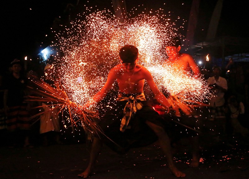 Pria Hindu Bali berdoa saat upacara penyucian Melasti menjelang hari suci Nyepi di Gianyar, Bali, Indonesia, 26 Maret 2025. (REUTERS/Johannes P. Christo) Pria Hindu Bali berdoa saat upacara penyucian Melasti menjelang hari suci Nyepi di Gianyar, Bali, Indonesia, 26 Maret 2025. (REUTERS/Johannes P. Christo)