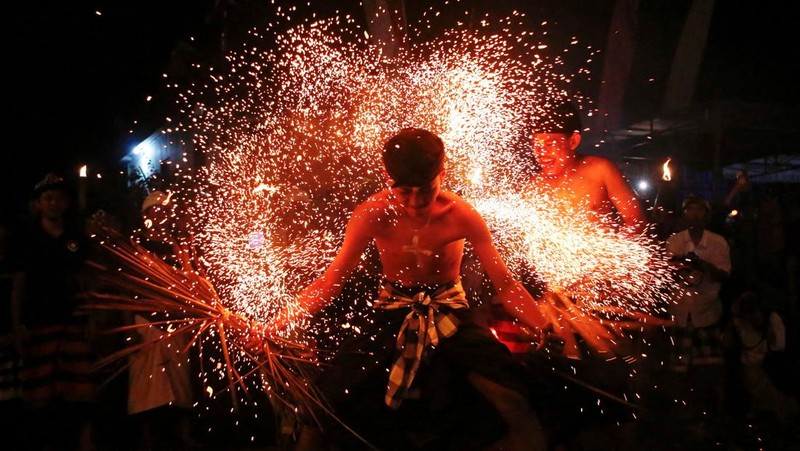 Pria Hindu Bali berdoa saat upacara penyucian Melasti menjelang hari suci Nyepi di Gianyar, Bali, Indonesia, 26 Maret 2025. (REUTERS/Johannes P. Christo)
