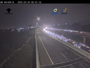 Tol MBZ dan Sejumlah Titik Tol Cikampek Padat di Malam Puncak Arus Mudik