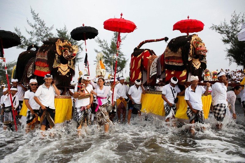 Pria Hindu Bali berdoa saat upacara penyucian Melasti menjelang hari suci Nyepi di Gianyar, Bali, Indonesia, 26 Maret 2025. (REUTERS/Johannes P. Christo) Pria Hindu Bali berdoa saat upacara penyucian Melasti menjelang hari suci Nyepi di Gianyar, Bali, Indonesia, 26 Maret 2025. (REUTERS/Johannes P. Christo)