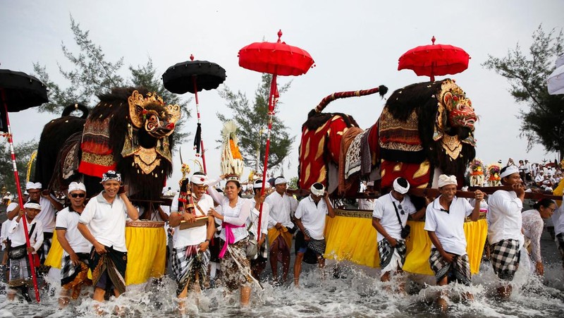 Pria Hindu Bali berdoa saat upacara penyucian Melasti menjelang hari suci Nyepi di Gianyar, Bali, Indonesia, 26 Maret 2025. (REUTERS/Johannes P. Christo)