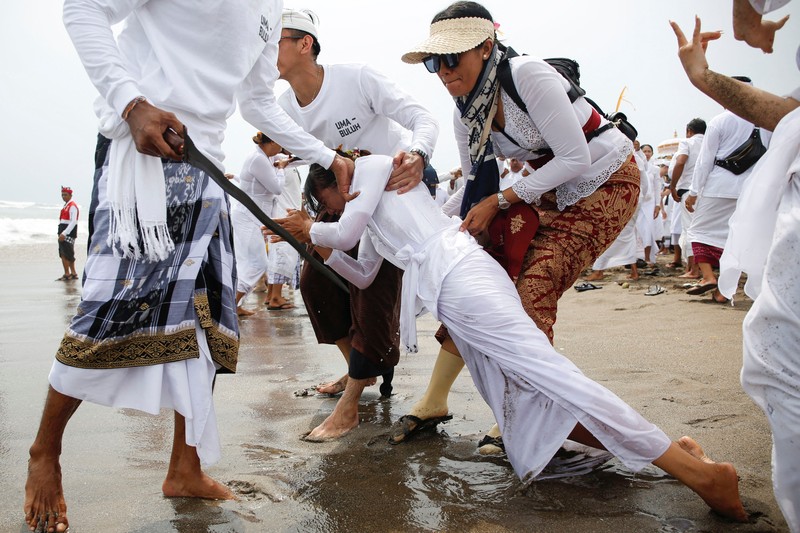 Pria Hindu Bali berdoa saat upacara penyucian Melasti menjelang hari suci Nyepi di Gianyar, Bali, Indonesia, 26 Maret 2025. (REUTERS/Johannes P. Christo) Pria Hindu Bali berdoa saat upacara penyucian Melasti menjelang hari suci Nyepi di Gianyar, Bali, Indonesia, 26 Maret 2025. (REUTERS/Johannes P. Christo)