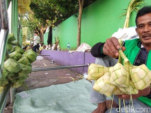 Momen Cuan Andi Berjualan Kulit Ketupat di Pasar Subuh Ciamis