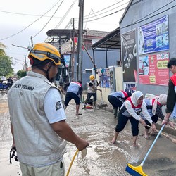 PIS Salurkan Bantuan Lewat Program BerSEAdekah di Wilayah Operasional