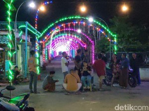 Meriahnya Perkampungan Trenggalek Sambut Lebaran