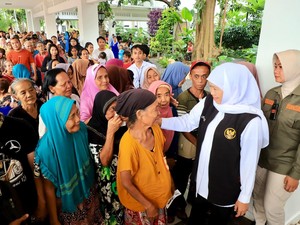 Gubernur Khofifah Gelar Open House, Warga Bisa Bertemu dan Salaman Langsung
