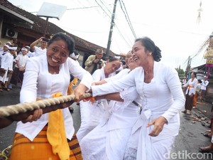 Serunya Kaum Emak-emak Lawan Bapak-bapak Mainkan Tradisi Mbed-mbedan