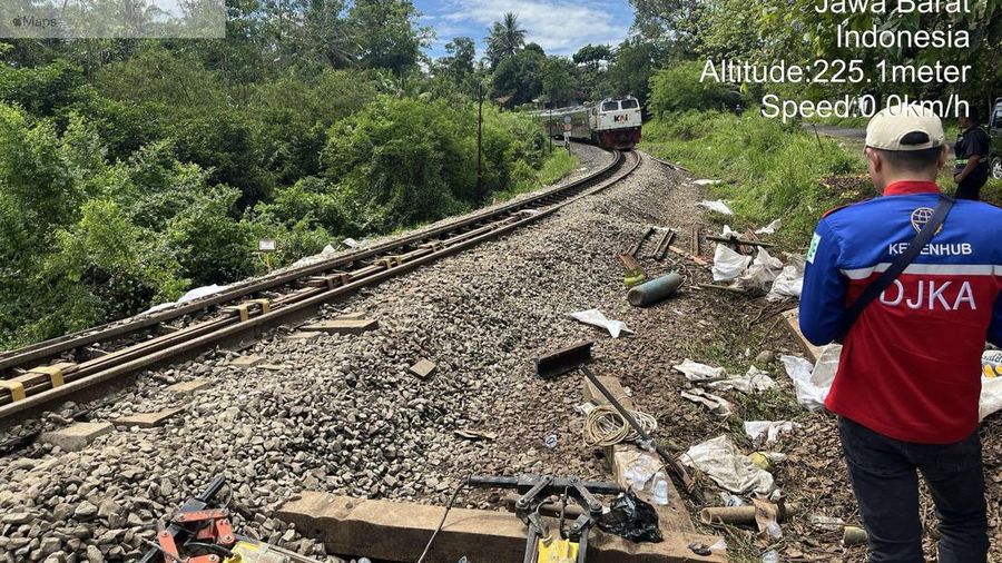 Kementerian Perhubungan melalui Direktorat Jenderal Perkeretaapian  (DJKA) melakukan penanganan amblesan (gogosan) yang terjadi di lintas Stasiun Ciamis – Stasiun Manonjaya, tepatnya di petak KM 283+3/4, Kabupaten Tasikmalaya, Jawa Barat, Sabtu (29/3/2025). (PT. KAI)