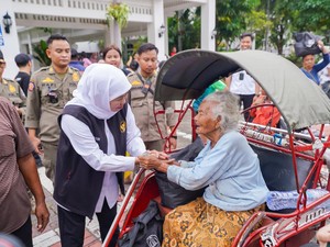 Khofifah Bagikan 1.500 Paket Sembako ke Warga Sekitar Kantor Gubernur Jatim