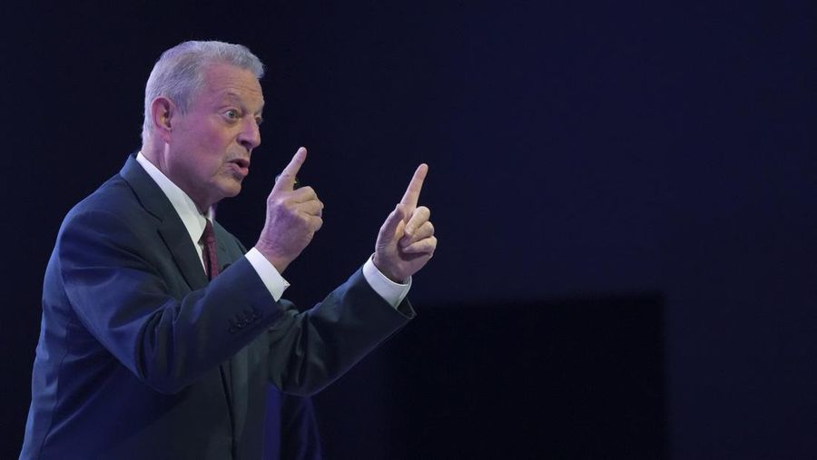 Mantan Wakil Presiden Al Gore berbicara dalam sesi tentang Climate Trace, basis data yang memantau emisi, di KTT Iklim PBB COP29, Jumat, 15 November 2024, di Baku, Azerbaijan. (AP/Sergei Grits)