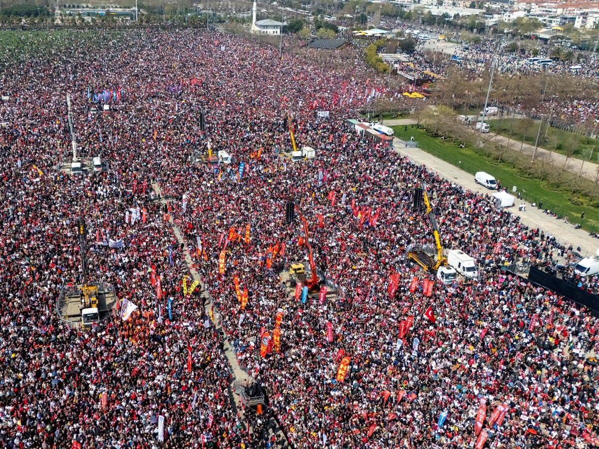 Ratusan Ribu Warga Turki Gelar Protes Dukung Pesaing Erdogan