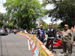 Parkir Tepi Jalan Biang Kemacetan di Kota Malang Jelang Lebaran 2025