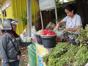 Penjualan Bunga Tabur Melonjak Drastis Jelang Lebaran di Cirebon
