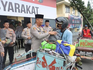 500 Tukang Becak-Ojol Dapat Sembako Gratis dari Polres Mojokerto