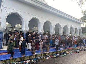 Warga Suger Kidul Jember Salat Idul Fitri Hari Ini
