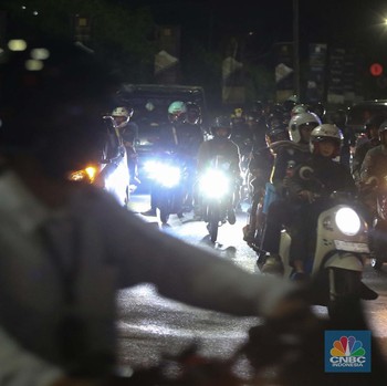 Intip Penampakan Pemudik Motor 'Rajai' Jalur Mudik Arteri Karawang