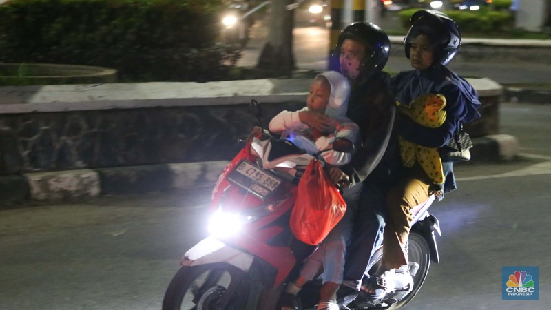 Puncak arus mudik masih berlangsung pada H-2 Lebaran 2025. Meskipun jumlah pemudik terus meningkat, situasi lalu lintas di Jalur Arteri Karawang, Jawa Barat, pada Sabtu (29/3/2025) terpantau lancar tanpa hambatan berarti. Puncak arus mudik masih berlangsung pada H-2 Lebaran 2025. Meskipun jumlah pemudik terus meningkat, situasi lalu lintas di Jalur Arteri Karawang, Jawa Barat, pada Sabtu (29/3/2025) terpantau lancar tanpa hambatan berarti.