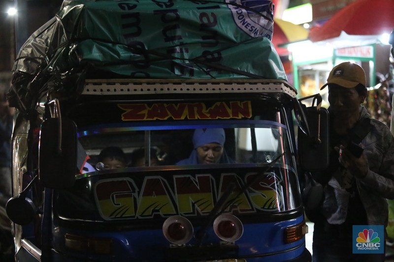 Puncak arus mudik masih berlangsung pada H-2 Lebaran 2025. Meskipun jumlah pemudik terus meningkat, situasi lalu lintas di Jalur Arteri Karawang, Jawa Barat, pada Sabtu (29/3/2025) terpantau lancar tanpa hambatan berarti. Puncak arus mudik masih berlangsung pada H-2 Lebaran 2025. Meskipun jumlah pemudik terus meningkat, situasi lalu lintas di Jalur Arteri Karawang, Jawa Barat, pada Sabtu (29/3/2025) terpantau lancar tanpa hambatan berarti.