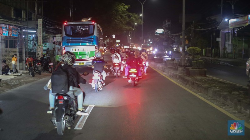 Sejumlah pemudik yang menggunakan kendaraan roda dua menghindari lubang selama perjalanan melalui ruas Arteri Karawang, Jawa Barat, pada Sabtu (29/3/2025). Sejumlah pemudik yang menggunakan kendaraan roda dua menghindari lubang selama perjalanan melalui ruas Arteri Karawang, Jawa Barat, pada Sabtu (29/3/2025). (CNBC Indonesia/Tias Budiarto)
