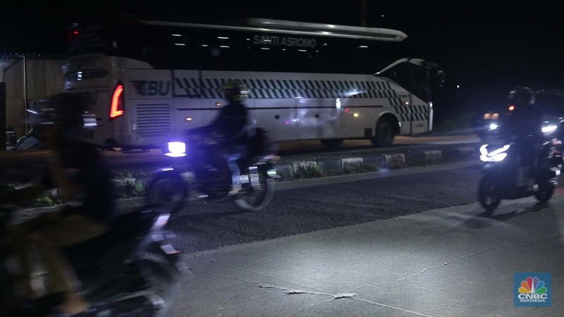 Sejumlah pemudik yang menggunakan kendaraan roda dua menghindari lubang selama perjalanan melalui ruas Arteri Karawang, Jawa Barat, pada Sabtu (29/3/2025). Sejumlah pemudik yang menggunakan kendaraan roda dua menghindari lubang selama perjalanan melalui ruas Arteri Karawang, Jawa Barat, pada Sabtu (29/3/2025). (CNBC Indonesia/Tias Budiarto)