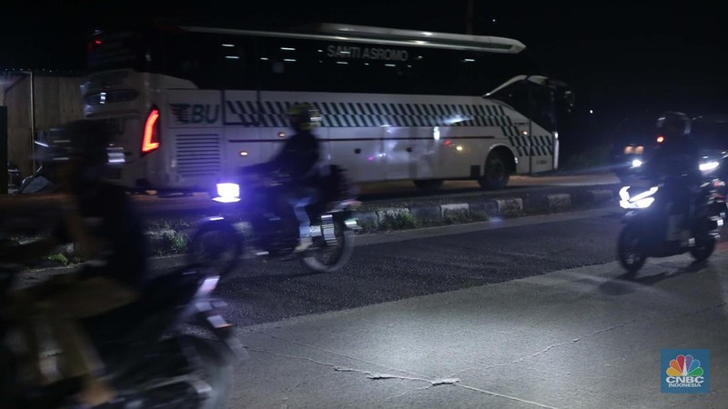 Sejumlah pemudik yang menggunakan kendaraan roda dua menghindari lubang selama perjalanan melalui ruas Arteri Karawang, Jawa Barat, pada Sabtu (29/3/2025). (վ/Tias Budiarto)