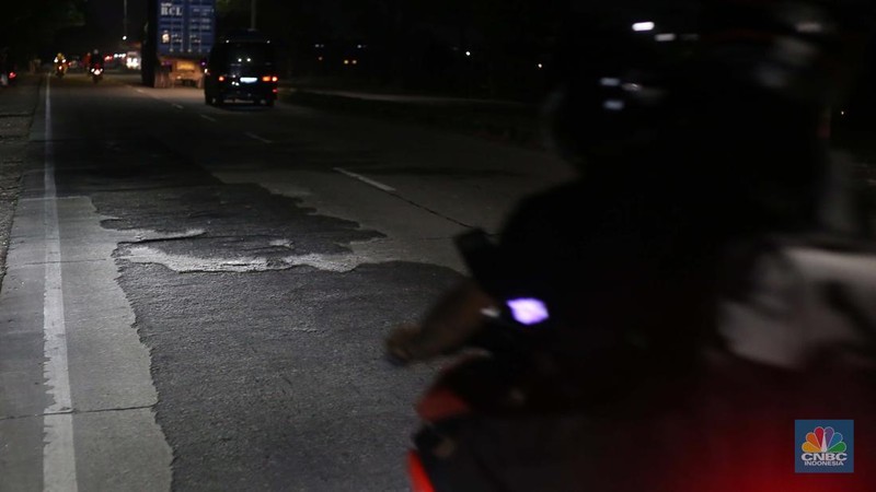 Sejumlah pemudik yang menggunakan kendaraan roda dua menghindari lubang selama perjalanan melalui ruas Arteri Karawang, Jawa Barat, pada Sabtu (29/3/2025). (վ/Tias Budiarto)