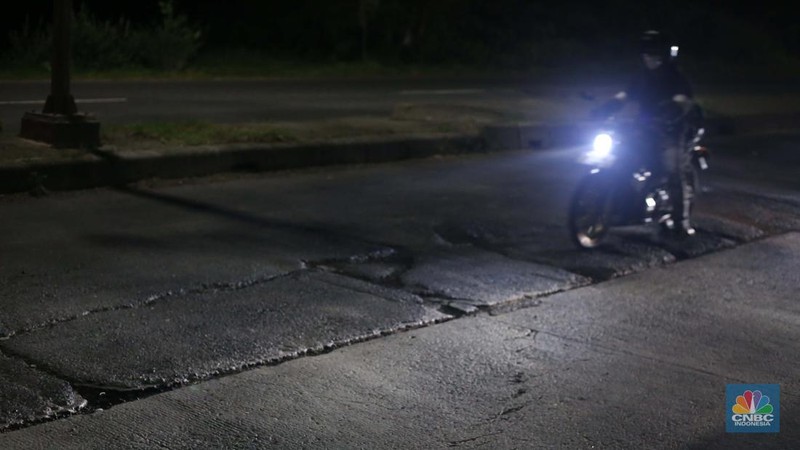 Sejumlah pemudik yang menggunakan kendaraan roda dua menghindari lubang selama perjalanan melalui ruas Arteri Karawang, Jawa Barat, pada Sabtu (29/3/2025). (վ/Tias Budiarto)