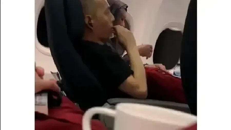 Seorang pria penumpang kelas bisnis Garuda Indonesia kedapatan nge-vape di tengah penerbangan menuju Medan (Kualanamu). (Tangkapan layar instagram @mood.jakarta)