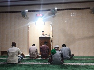 Khidmat Salat Tarawih Saat Nyepi di Tabanan