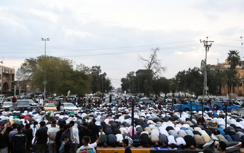 Umat Muslim Sunni melaksanakan salat Idul Fitri di Baghdad, Irak, 30 Maret 2025. (REUTERS/Ahmed Saad) Umat Muslim Sunni melaksanakan salat Idul Fitri di Baghdad, Irak, 30 Maret 2025. (REUTERS/Ahmed Saad)