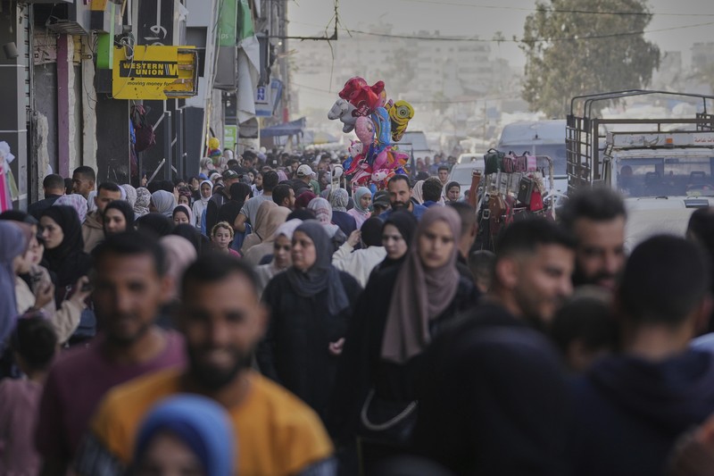Perempuan Palestina yang mengungsi menyiapkan penganan tradisional untuk hari raya Idul Fitri yang menandai berakhirnya bulan puasa Ramadan, di Khan Younis di Jalur Gaza selatan pada 29 Maret 2025. (REUTERS/Hatem Khaled) Perempuan Palestina yang mengungsi menyiapkan penganan tradisional untuk hari raya Idul Fitri yang menandai berakhirnya bulan puasa Ramadan, di Khan Younis di Jalur Gaza selatan pada 29 Maret 2025. (REUTERS/Hatem Khaled)