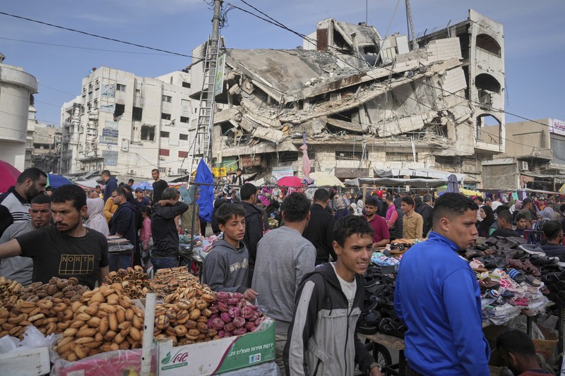 Perempuan Palestina yang mengungsi menyiapkan penganan tradisional untuk hari raya Idul Fitri yang menandai berakhirnya bulan puasa Ramadan, di Khan Younis di Jalur Gaza selatan pada 29 Maret 2025. (REUTERS/Hatem Khaled) Perempuan Palestina yang mengungsi menyiapkan penganan tradisional untuk hari raya Idul Fitri yang menandai berakhirnya bulan puasa Ramadan, di Khan Younis di Jalur Gaza selatan pada 29 Maret 2025. (REUTERS/Hatem Khaled)