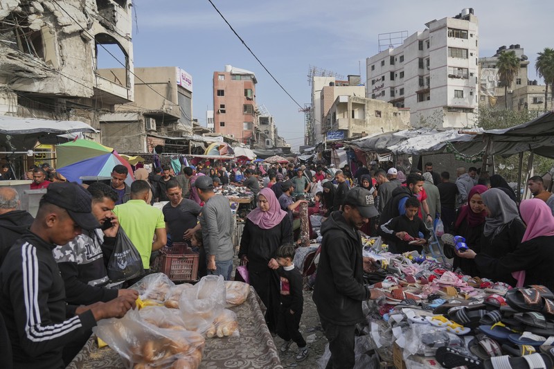 Perempuan Palestina yang mengungsi menyiapkan penganan tradisional untuk hari raya Idul Fitri yang menandai berakhirnya bulan puasa Ramadan, di Khan Younis di Jalur Gaza selatan pada 29 Maret 2025. (REUTERS/Hatem Khaled) Perempuan Palestina yang mengungsi menyiapkan penganan tradisional untuk hari raya Idul Fitri yang menandai berakhirnya bulan puasa Ramadan, di Khan Younis di Jalur Gaza selatan pada 29 Maret 2025. (REUTERS/Hatem Khaled)
