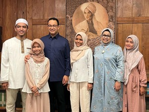Warga Datangi Open House Anies Baswedan di Pendopo Rumahnya
