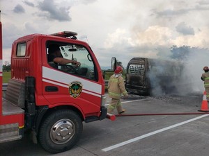1 Damkar Nganjuk Padamkan Minibus Terbakar di KM 613 Tol Ngawi-Kertosono