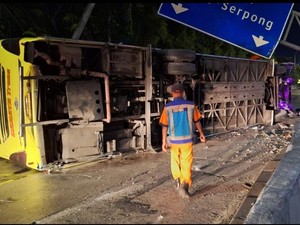 Kecelakaan Bus Terguling di GT Cikunir, Papan Penunjuk Jalan Ambruk