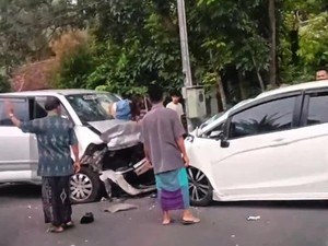 Honda Jazz dan APV Tabrakan di Jalan Jogja-Wates Kulon Progo, 2 Tewas