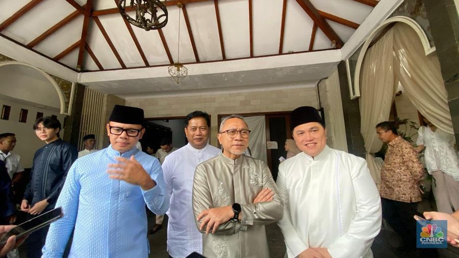 (kiri-kanan) Wamendagri, Bima Arya, Menteri Koordinator Bidang Pangan, Zulkifli Hasan, Menteri BUMN Erick Thohir, dalam acara Open House di kediaman Zulfikli Hasan, Jatinegara, Jakarta Timur, Senin (31/3/2025). (CNBC Indonesia/Zahwa Madjid)