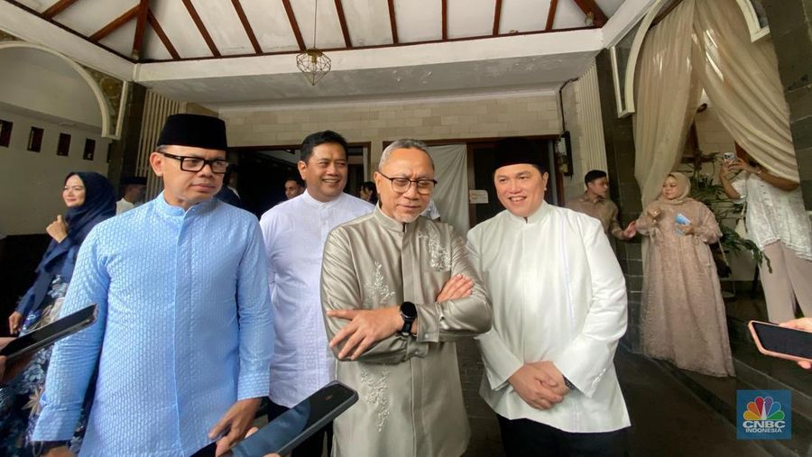 (kiri-kanan) Wamendagri, Bima Arya, Menteri Koordinator Bidang Pangan, Zulkifli Hasan, Menteri BUMN Erick Thohir, dalam acara Open House di kediaman Zulfikli Hasan, Jatinegara, Jakarta Timur, Senin (31/3/2025). (CNBC Indonesia/Zahwa Madjid)