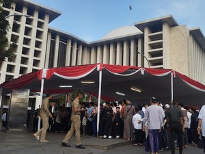 Warga Berbondong-bondong Salat Id, Lalin Sekitar Masjid Istiqlal Padat
