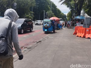 Relakan Momen Lebaran, Ini Cerita Ojol-Sopir Bajaj Tetap Pilih Bekerja