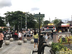 Malioboro Jogja Padat Sore Ini, Bakul Siomai: Alhamdulillah Dagangan Habis