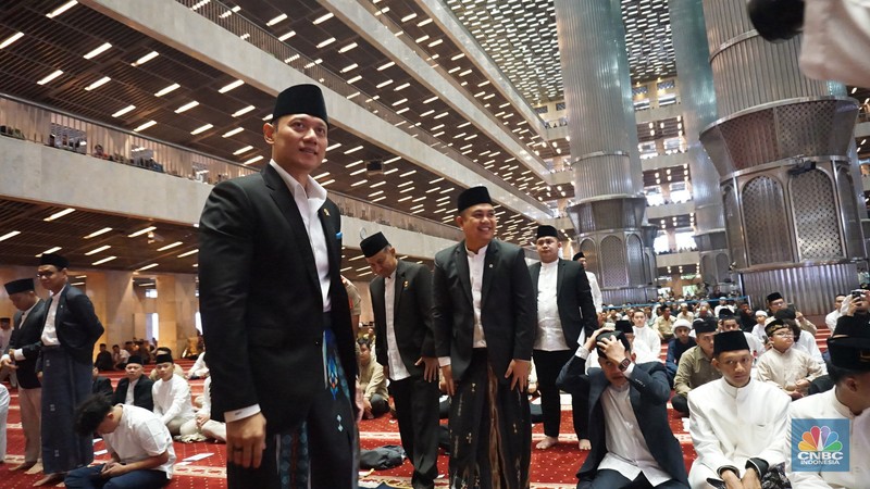 Presiden Prabowo Subianto dan Wakil Presiden Gibran Rakabuming Raka melaksanakan Salat Idul Fitri 1446 H di Masjid Istiqlal, Jakarta, Senin (31/3/2025). (CNBC Indonesia/Muhammad Sabki)
