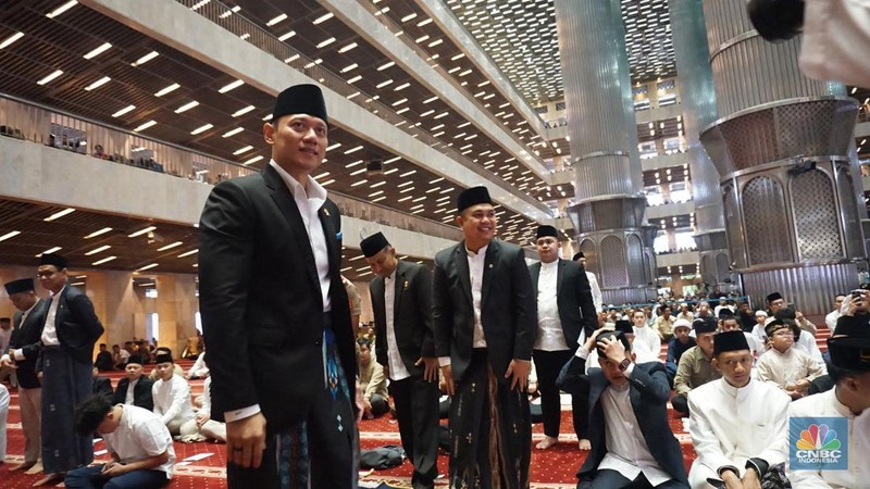 Presiden Prabowo Subianto dan Wakil Presiden Gibran Rakabuming Raka melaksanakan Salat Idul Fitri 1446 H di Masjid Istiqlal, Jakarta, Senin (31/3/2025). (վ/Muhammad Sabki)